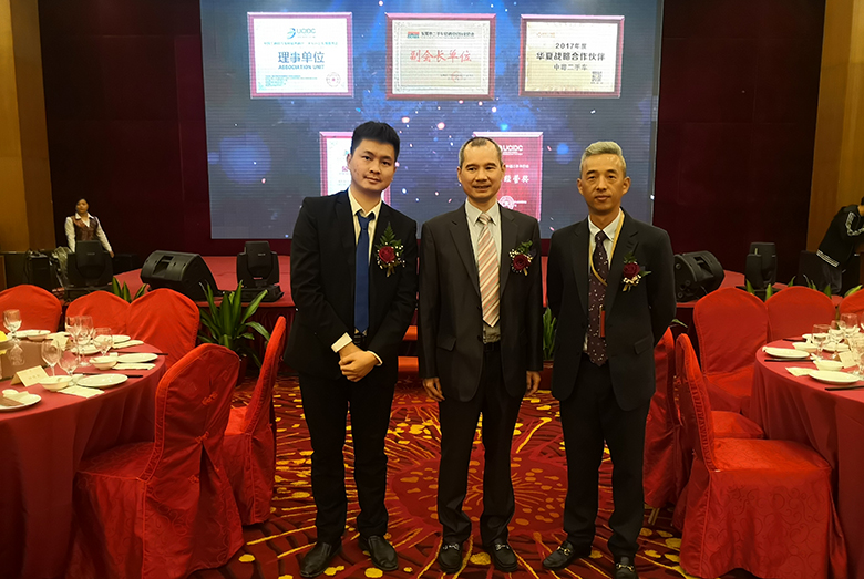 吳炎光總經(jīng)理的合照 吳炎光總經(jīng)理的合照